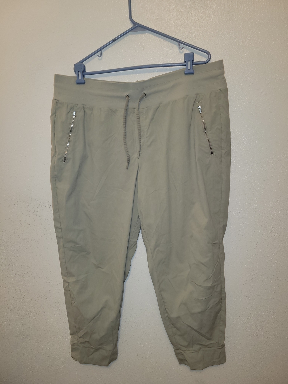 Athleta Trekkie North Jogger Size 20 Ecru Tan Mid Rise Hiking Pants